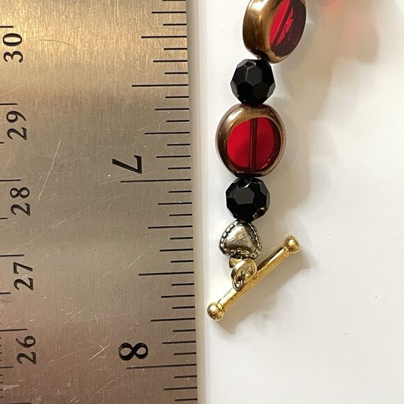Gold Tone Red Black Round Glass Beaded Bracelet Artisan Timeless Toggle Clasp - Picture 6 of 7